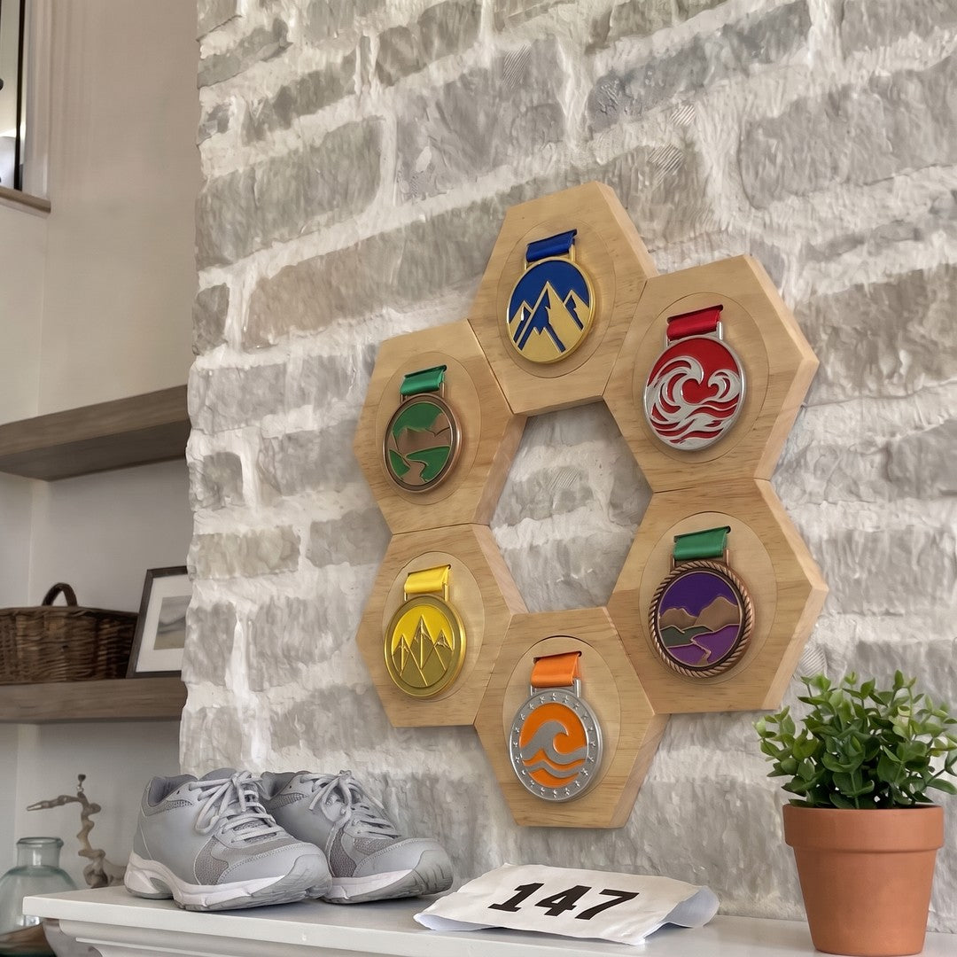 Panal de medallas en el recibidor de un runner