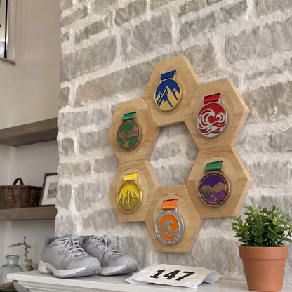 Panal de medallas en el recibidor de un runner