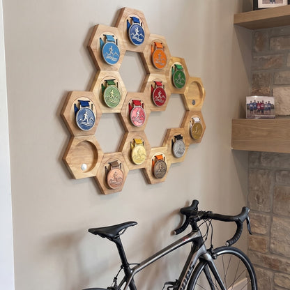 Panal grande de medallas en la pared junto a una bici